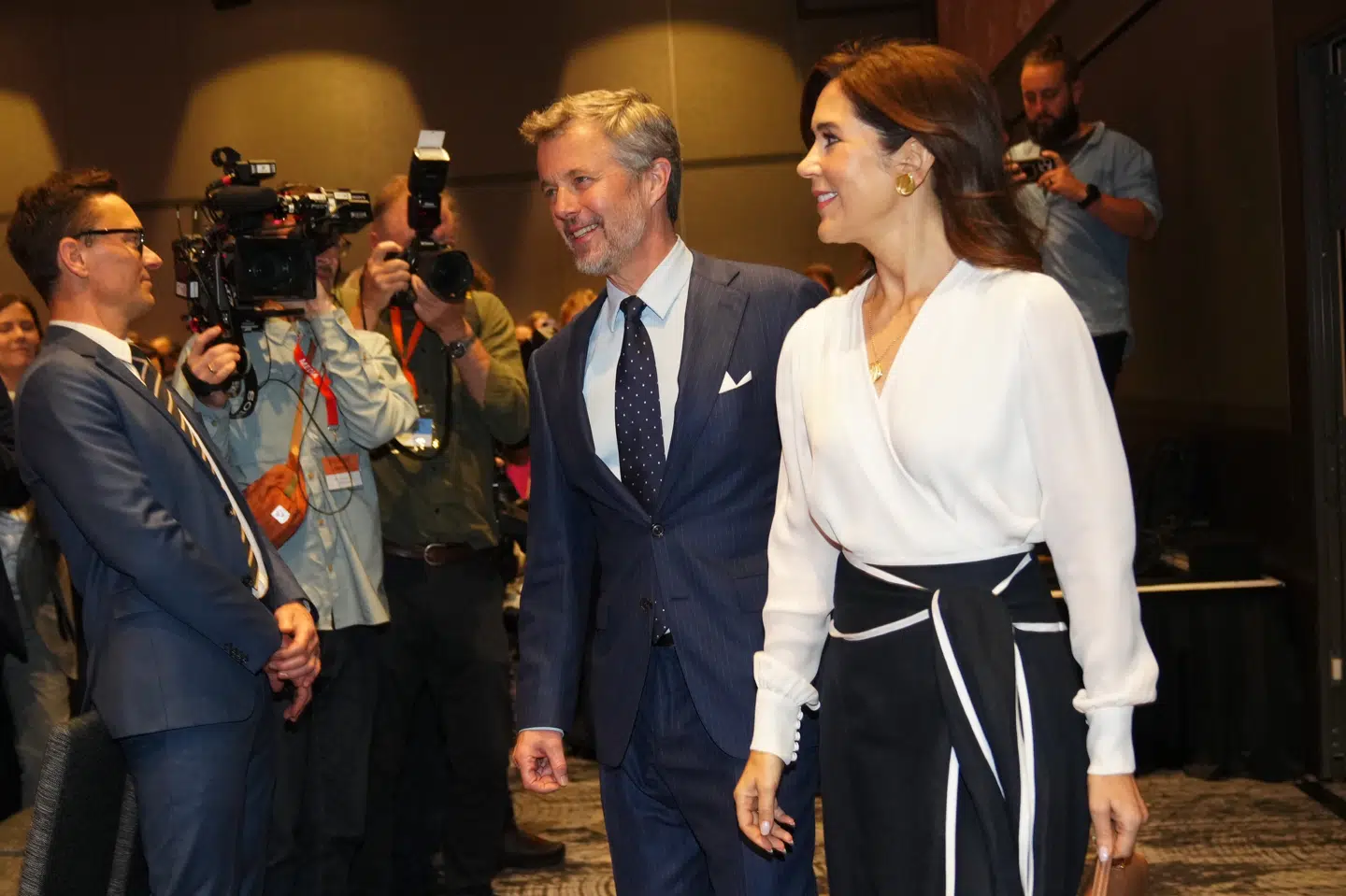 Onsdag formiddag ankom kongeparret til konferencesalen på hotellet Sofitel i den australske storby Melbourne. Parret er i øjeblikket på statsbesøg i Australien.