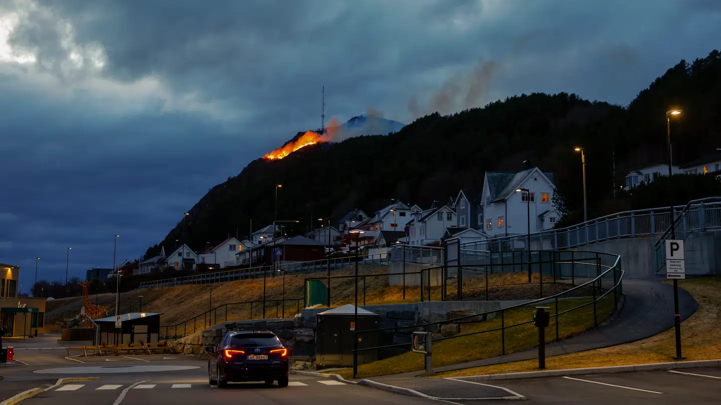 Det er stadig ikke lykkes at få kontrol med branden.