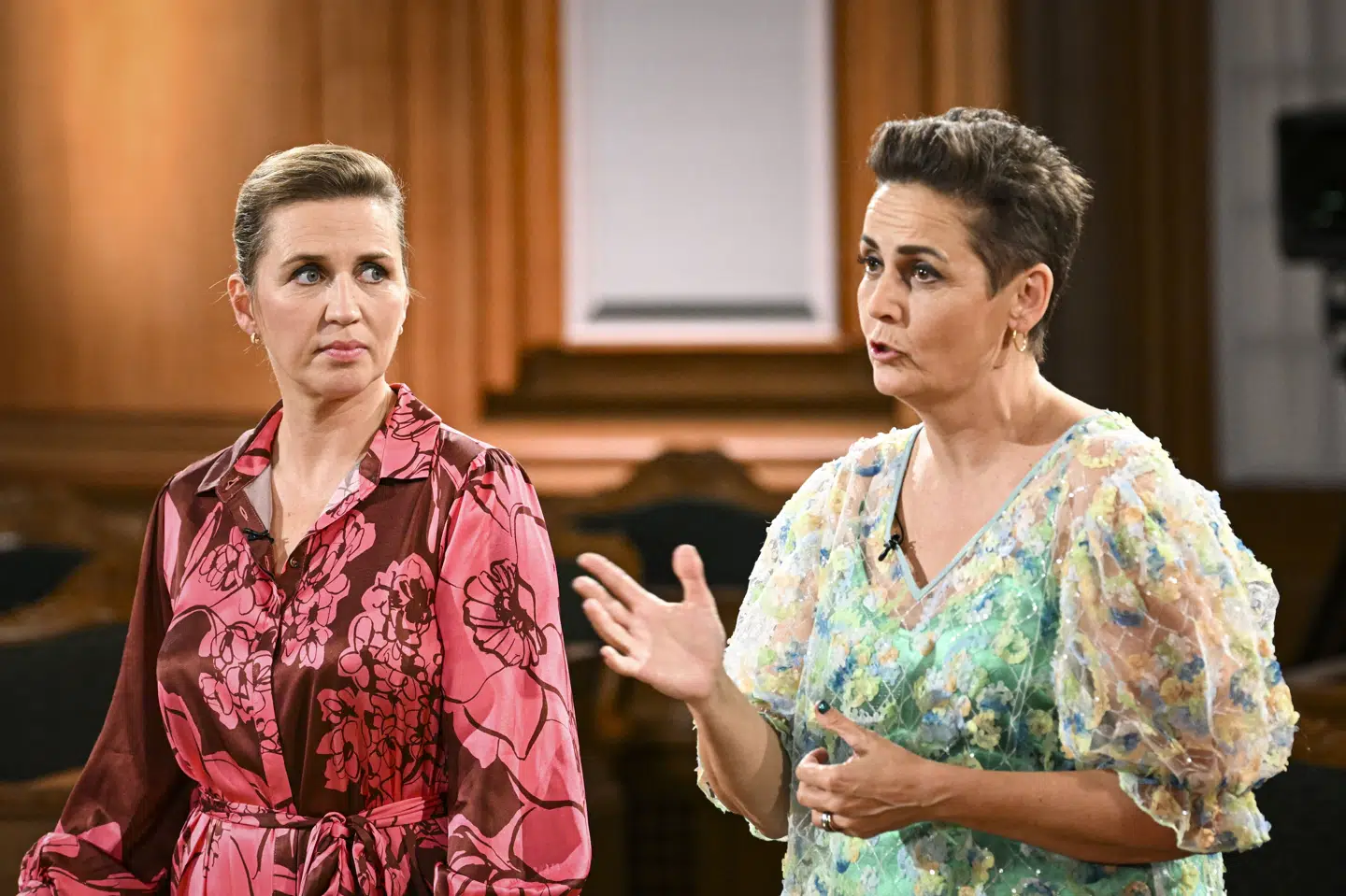 Statsminister Mette Frederiksen (S) stod sammen med de røde partiledere i 2022 - herunder SF-formand Pia Olsen Dyhr - om et sprøjteforbud, men det er endnu ikke blevet indført. (Arkivfoto).