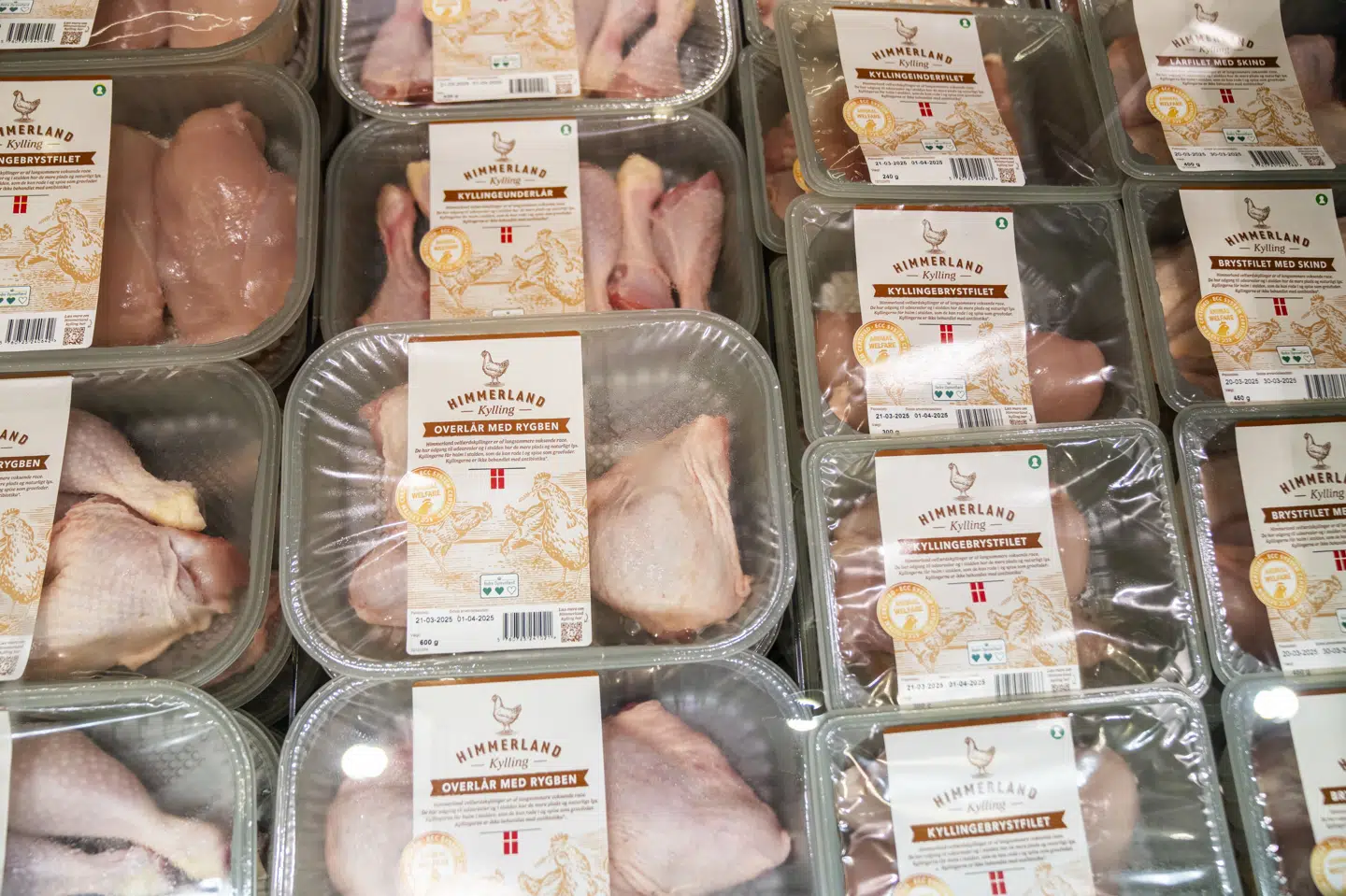 "Velfærdskyllinger" ligger i køledisken i et supermarked. Hos Salling Group er der stadig turbokyllinger i sortimentet. (Arkivfoto).