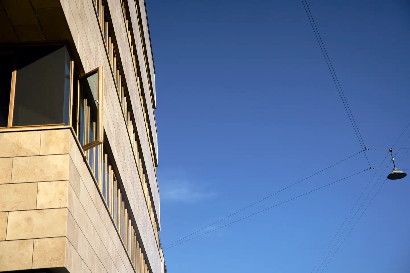 En af Østerbrogades mest markante bygninger har fået sine vandrette vinduesbånd igen. Det er en afgørende forbedring.