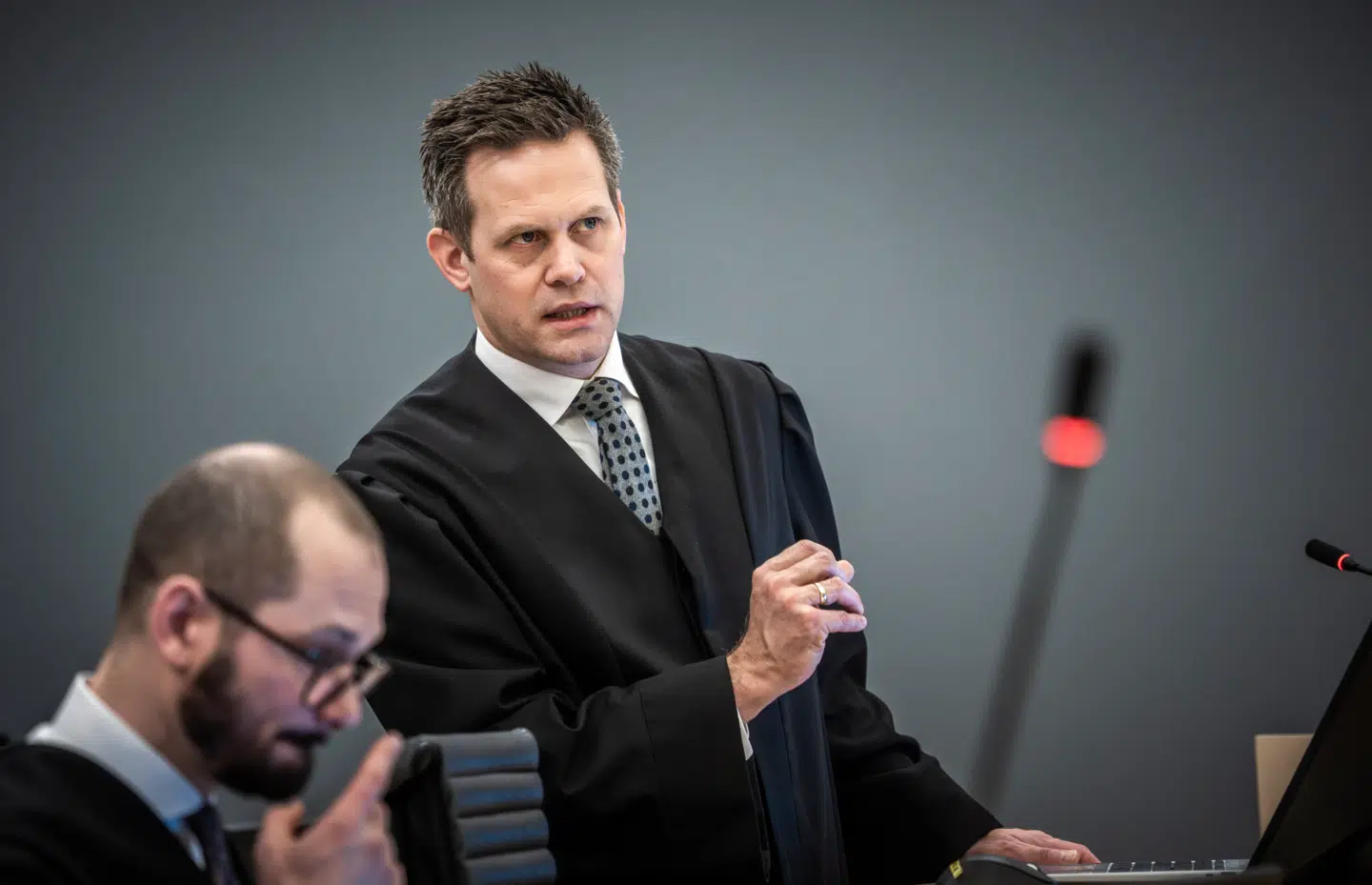 Efterforskningsleder Andreas Kruszewski og anklager Sturla Henriksbø under starten på proceduren mandag.