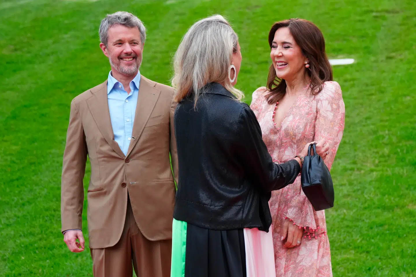 Kongeparret var begge i store smil, da de bød Amber Petty velkommen.