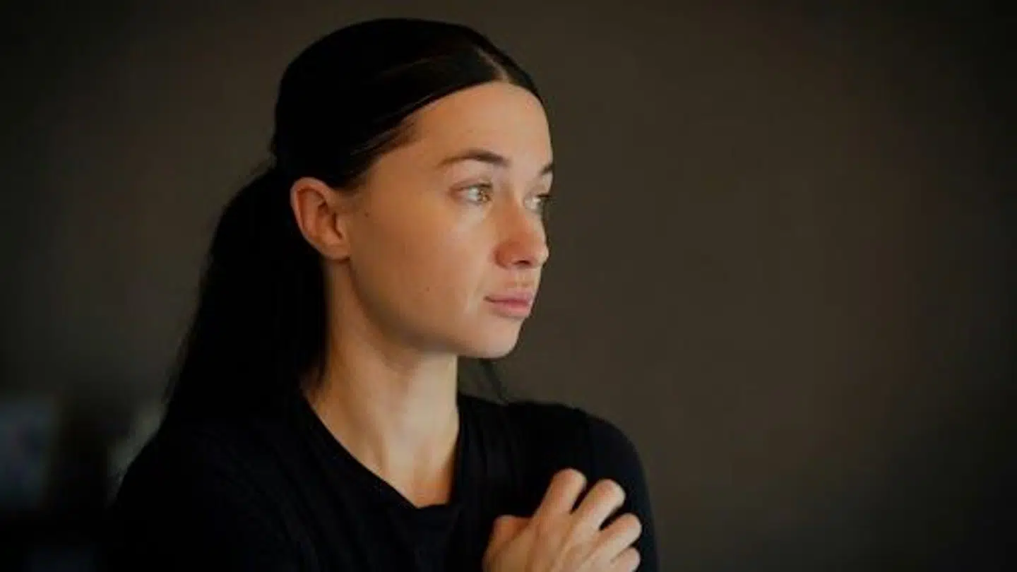 I dokumentaren ser man, hvordan Irina Olsen gør klar til fremvisning af eksparrets fælles hus i Nivå, som de har sat til salg som følge af skilsmissen.