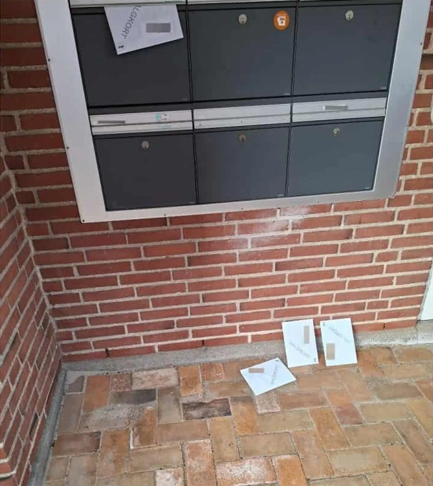 Valgkort lå og flød på Godthåbsgade i Odense.