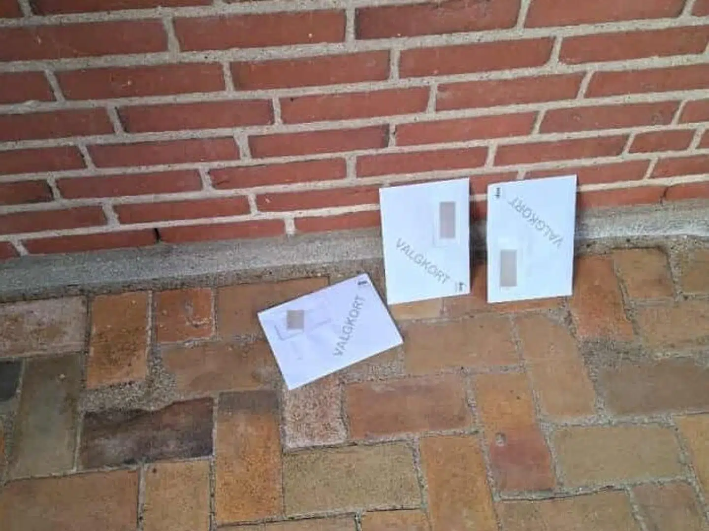 Eva Haue kom forbi de strandede valgkort med hendes gågruppe.