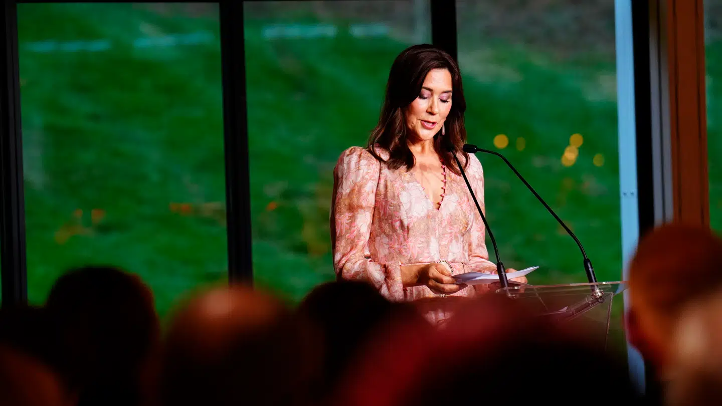 Frederik og Mary brød normalen, da kongen varmede publikum op, før han gav scenen til sin hustru, der tog ordet og holdt en tale ved parrets returreception under deres statsbesøg.