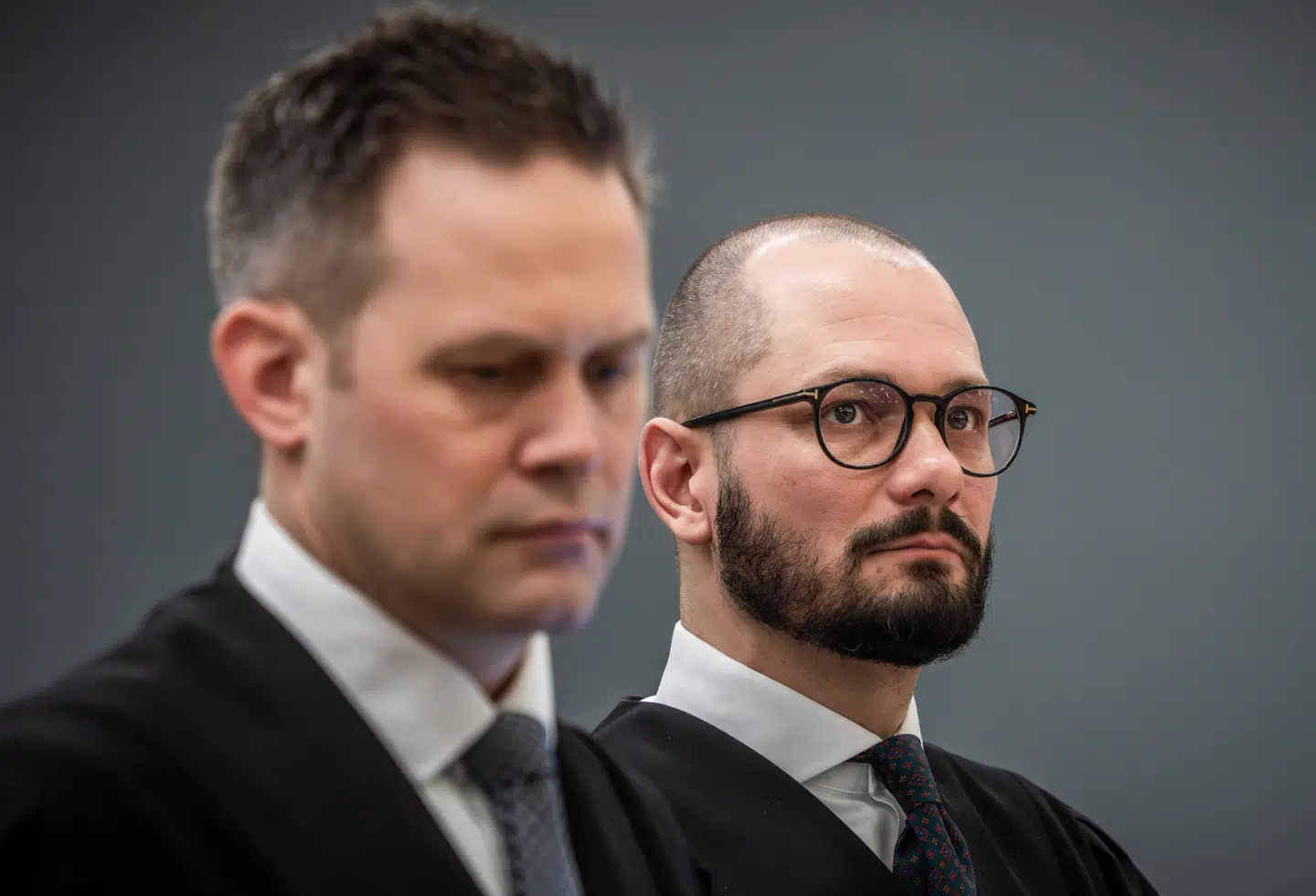 Anklager Sturla Henriksbø (til venstre, red.) og politiadvokat Andreas Kruszewski (til højre, red.) onsdag i byretten i Oslo. Sidstnævnte har fremlagt anklagemyndighedens strafpåstand om syv år og syv måneders fængsel.