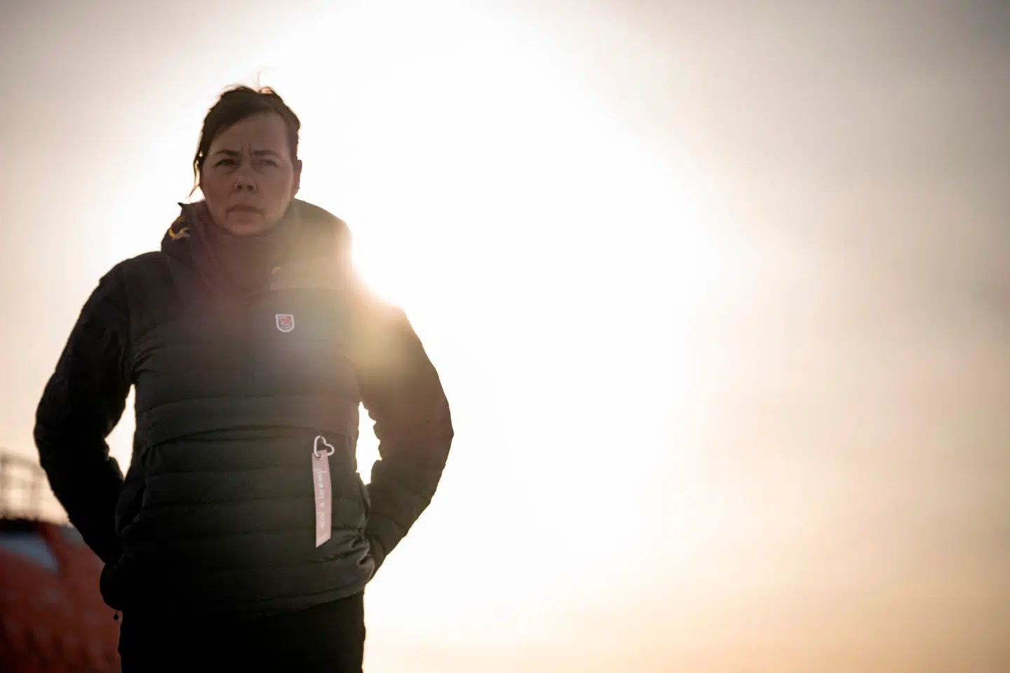 Vivian Mozfeldt trak sig i går fra Siumut. Hun fortsætter som løsgænger i det grønlandske parlament, mens regeringsleder Jens-Frederik Nielsen midlertidigt varetager posten som minister for udenrigsanliggender og forskning.