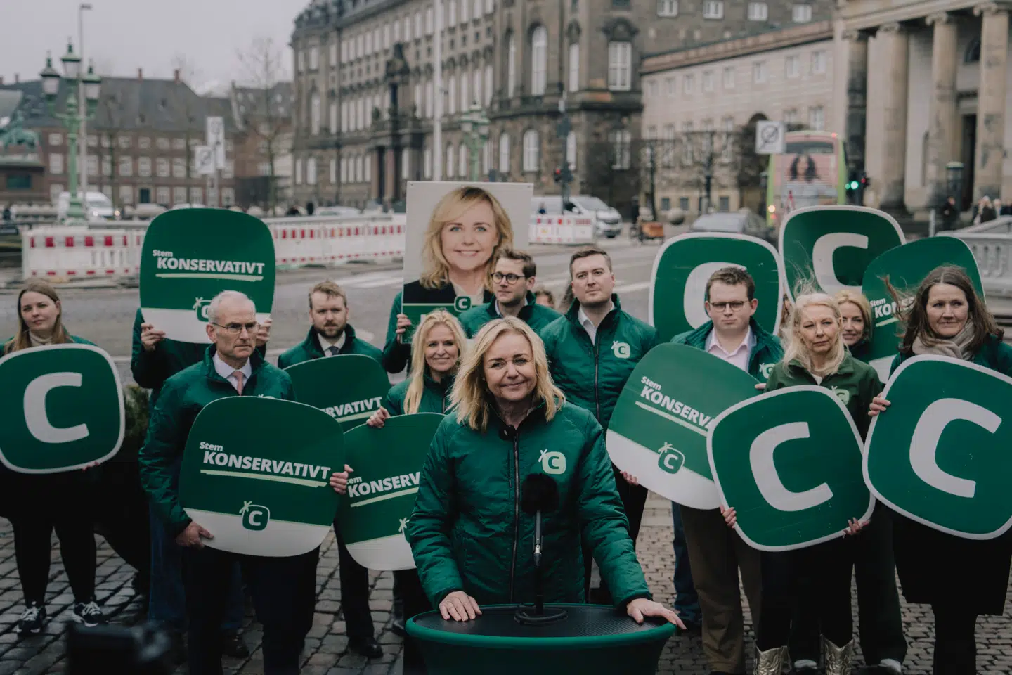 Mona Juul og De Konservative vil give skattelettelser for milliarder i det, Mona Juul kalder et »ekstremt konservativt« økonomisk udspil.