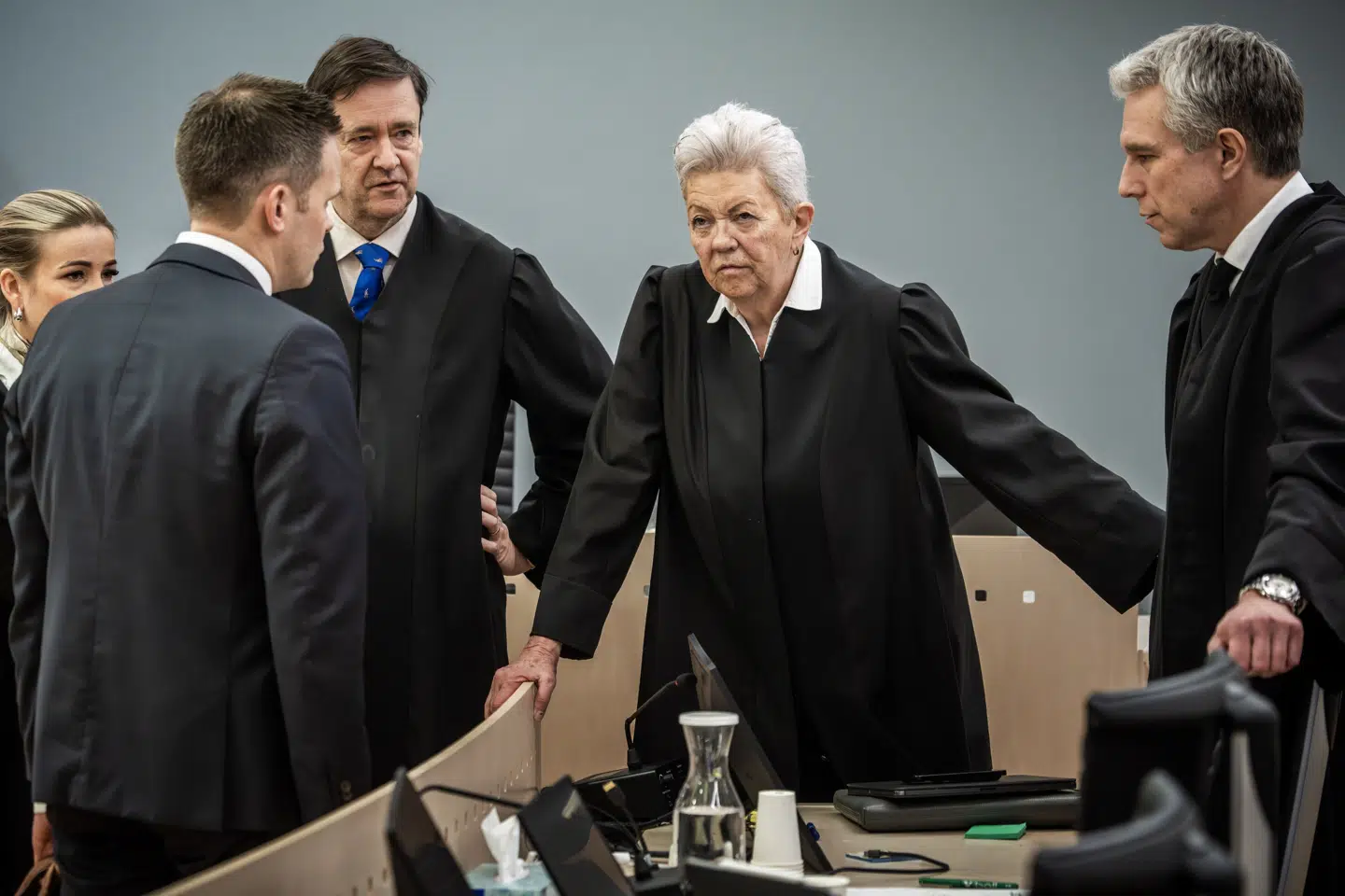 Anklager og forsvarer taler sammen under en pause onsdag i retten i Oslo.