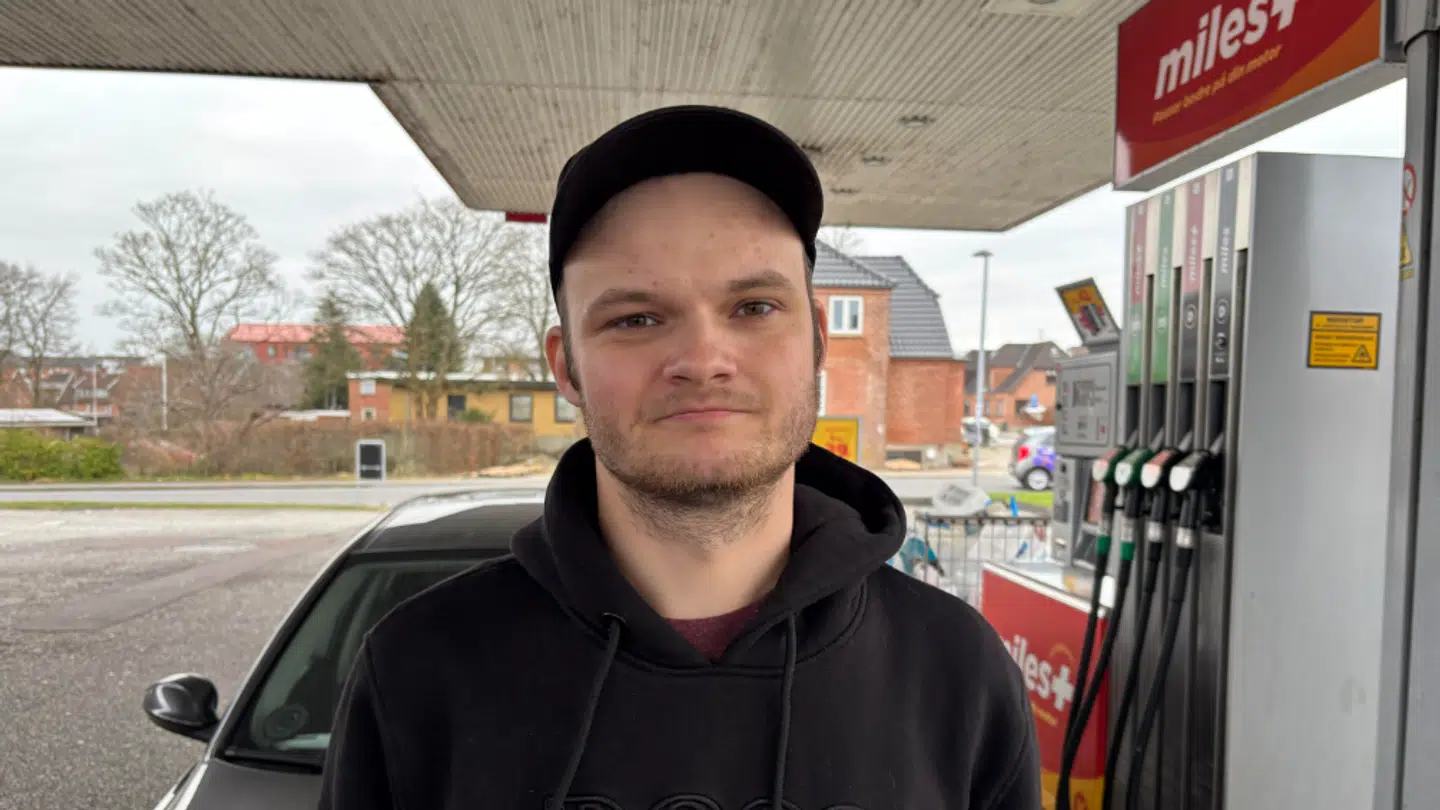 De vilde prisstigninger på benzin og diesel rammer Simon Søndergaard Sørensen på pengepungen.