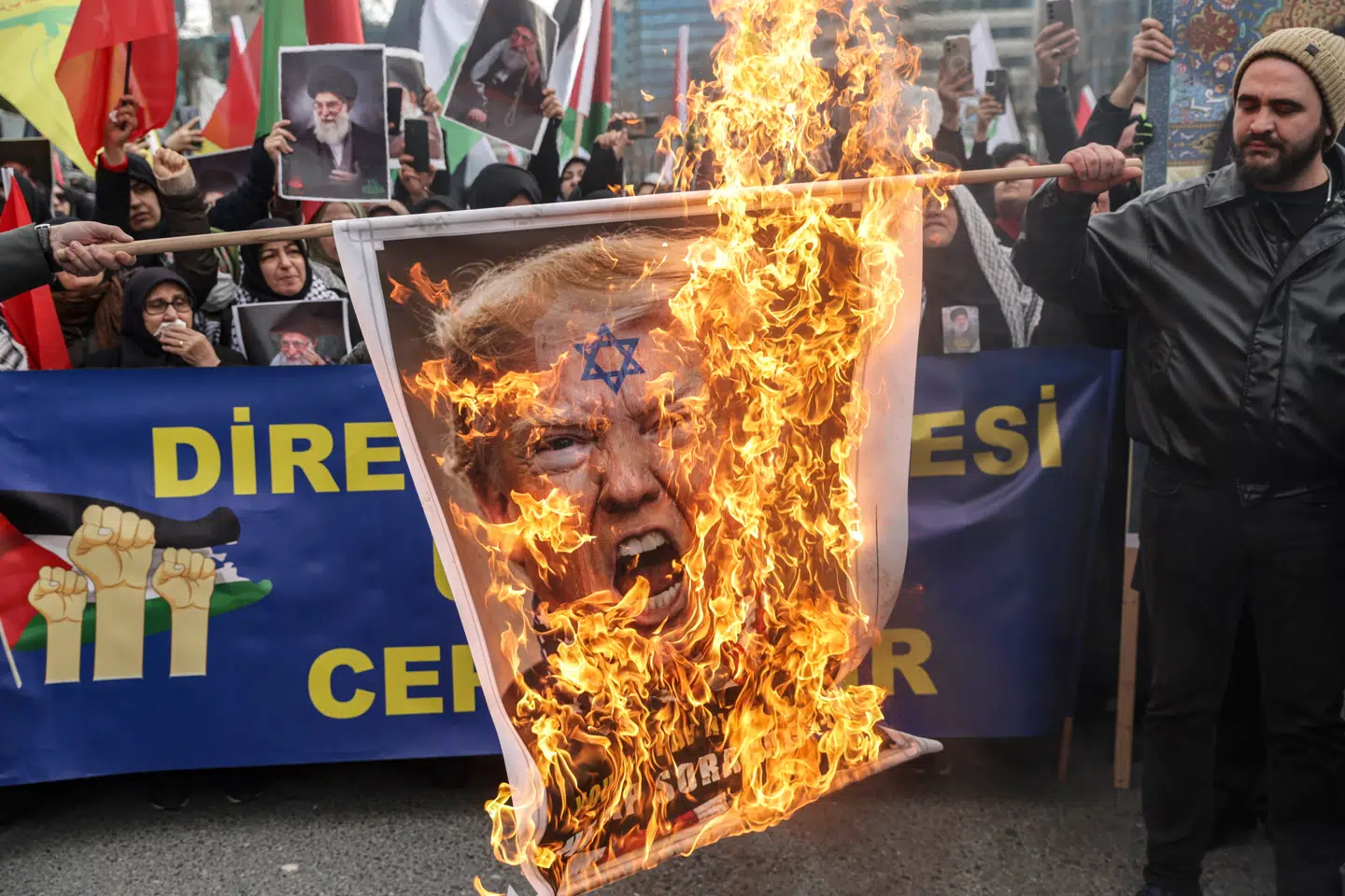 Demonstranter i Istanbul brænder et banner med præsident Donald Trump under protester mod amerikanske og israelske angreb på Iran i Istanbul. Trumps impulsive krig mod Iran undergraver USAs bløde magt og skaber voksende international modstand mod amerikansk udenrigspolitik.