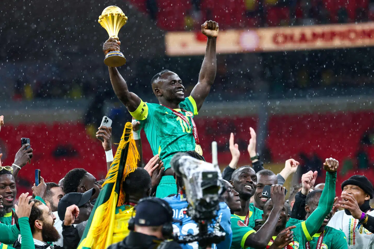 Anfører Sadio Mane og resten af Senegals fodboldlandshold fejrede 18. januar, at holdet havde vundet de afrikanske mesterskaber. Men to måneder senere har Senegal fået frataget titlen. (Arkivfoto).