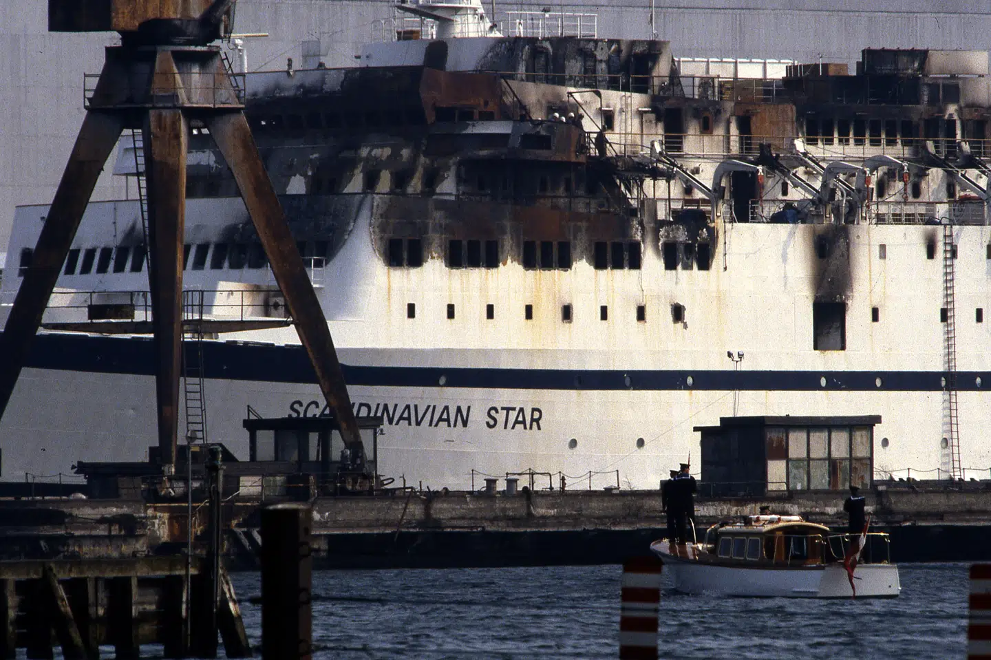Færgen Scandinavian Star brød natten til 7. april 1990 i brand under sejlads fra Oslo til Frederikshavn. 159 mennesker omkom. En stribe overlevende og pårørende til omkomne kræver nu, snart 36 år senere, erstatning med henvisning til svigt i myndighedskontrol.