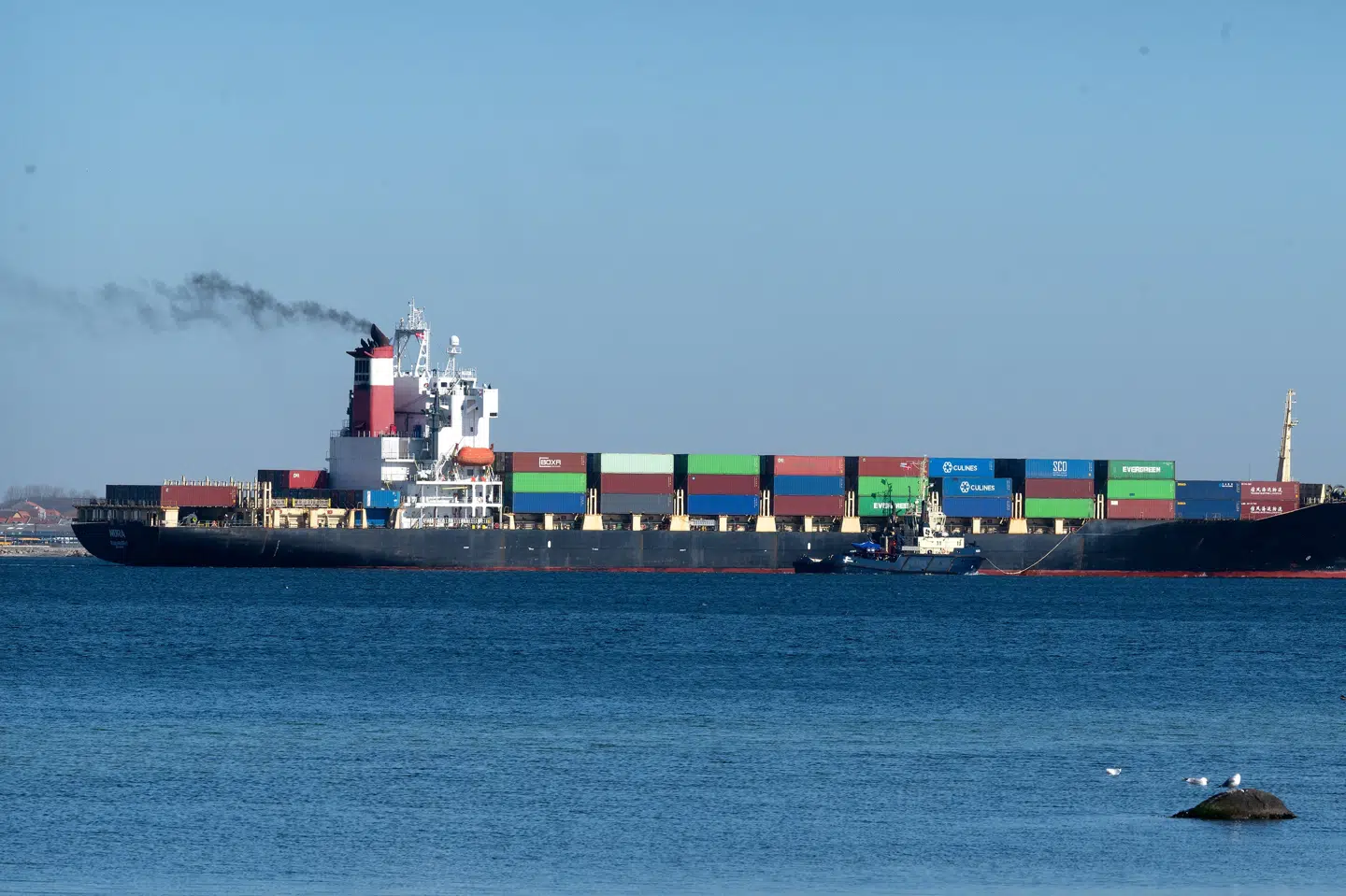 Efter at have ligget i Aarhus Bugt, har det iranske containerskib Nora nu lagt til kaj i Kalundborg Havn.