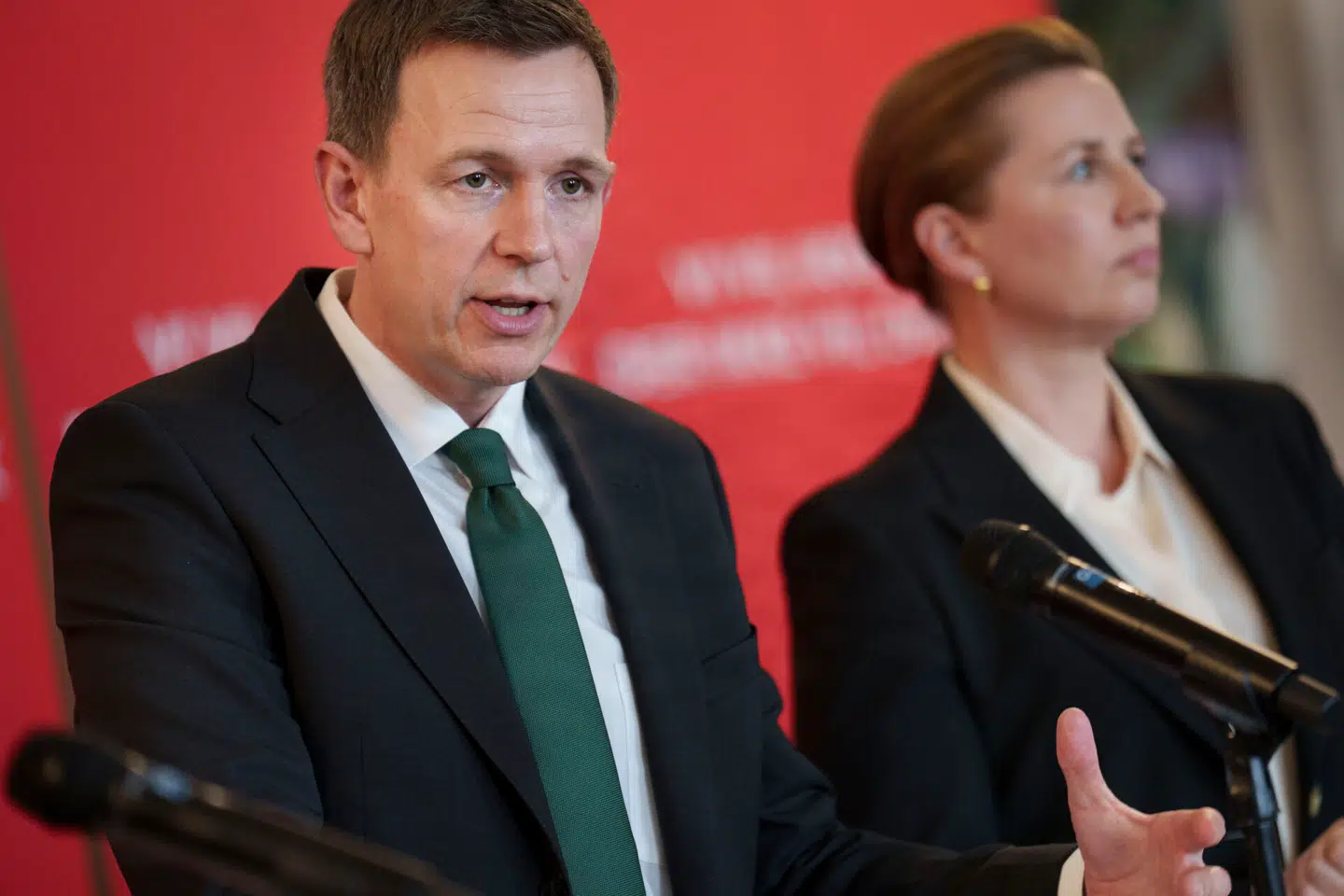 Her ses udlændinge – og integrationsminister Rasmus Stoklund (S) under et pressemøde, hvor han sammen med blandt andre statsminister Mette Frederiksen (S) præsenterer Socialdemokratiets nye udlændingeudspil.