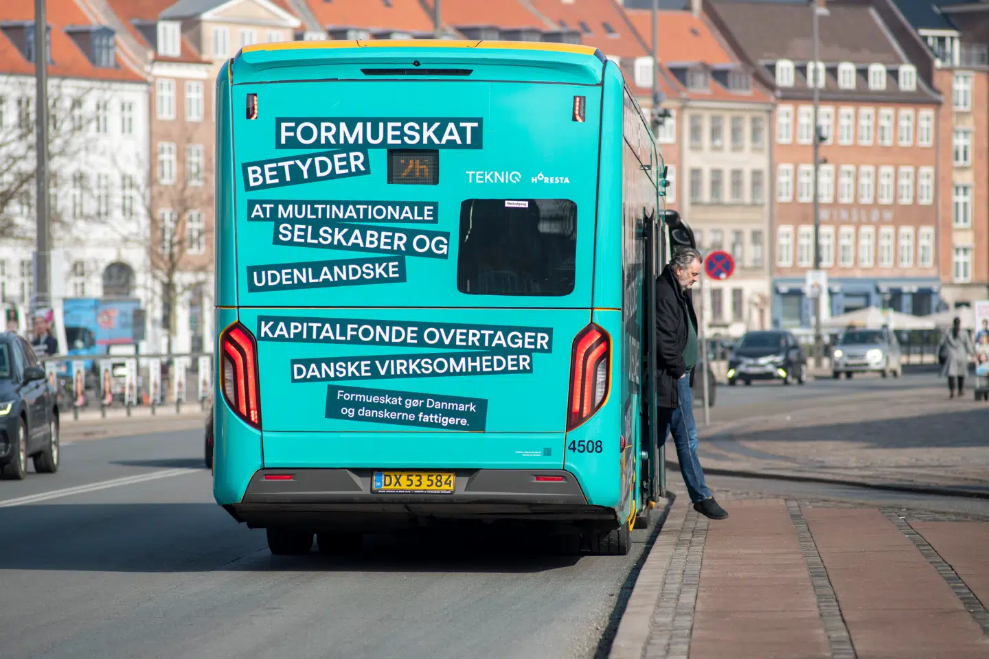 Valgplakater i city ved Christiansborg. Plakaten på bussen er en del af en kampagne fra blandt andre Dansk Industri og Dansk Erhverv mod formueskat.