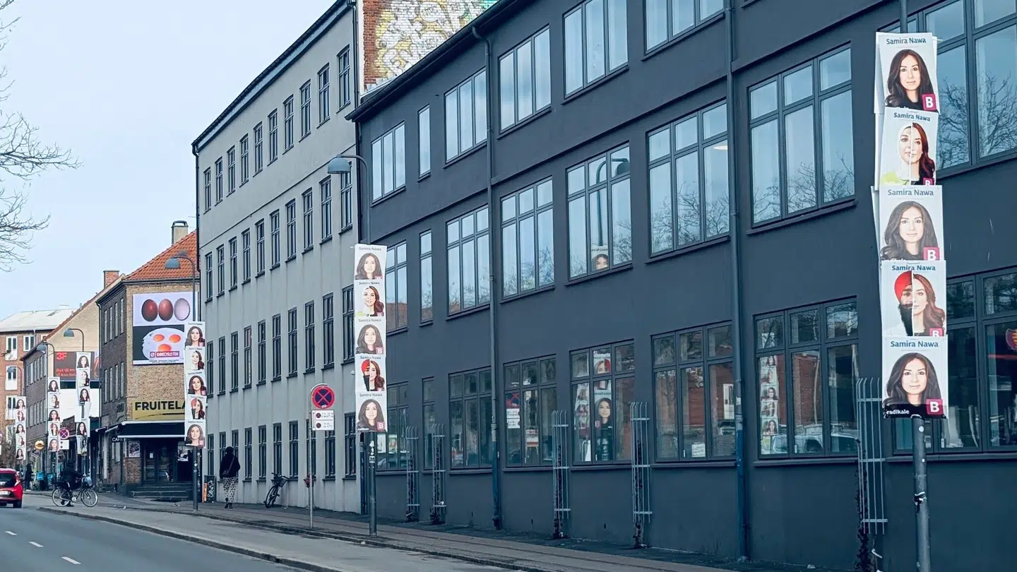 Her hænger plakaterne fra bund til top i lygtepælene ved Det Islamiske Trossamfund i Nordvest. Billedet er taget den 13. marts 2026.