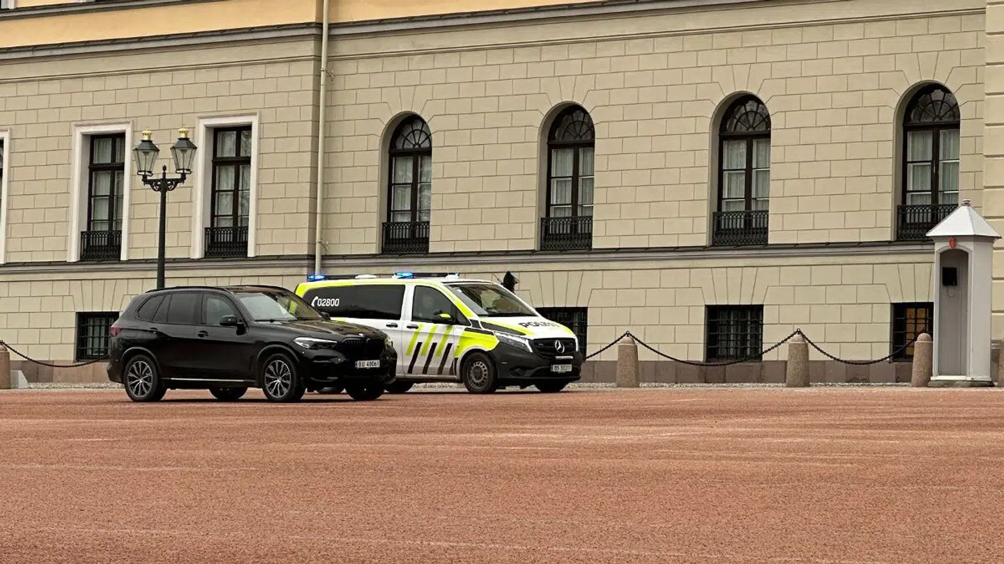 Gardinerne var rullet ned og politiet til stede ved slottet i Oslo, da der blev holdt et ekstraordinært og hemmeligt møde i statsrådet.