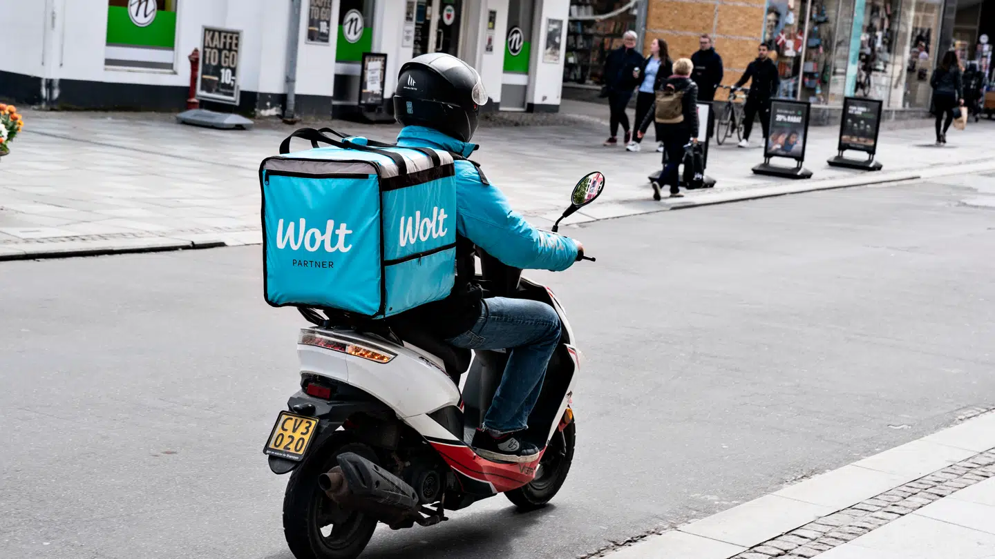Wolt knallertbud i Aalborg, 28. april 2020. Wolt Danmark er grundlagt i 2017, og beskæftiger cykel- og knallerbude samt har samarbejde med restauranter.