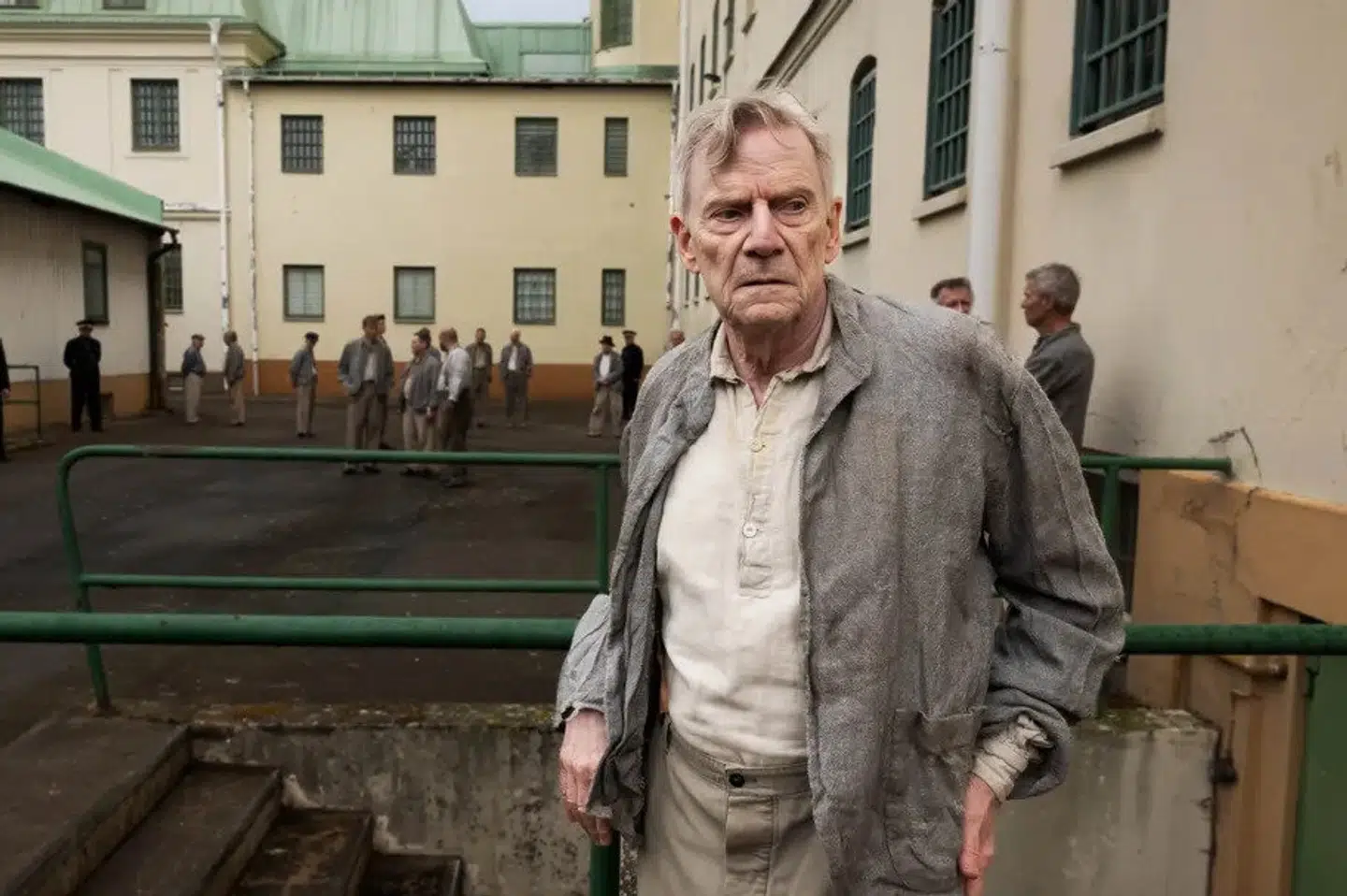 Jesper Christensen, som spiller hovedrollen i "De forbandede år 3", har også været med til at skrive den. De to første film var Flemming Quist Møller med til at forfatte. Men kort inden premieren på "De forbandede år 2" i 2022 gik den kendte tegner og forfatter bort, 79 år. (PR-foto).