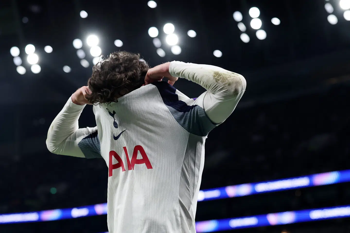 Archie Gray ærgrer sig over Tottenhams nyeste nedtur.