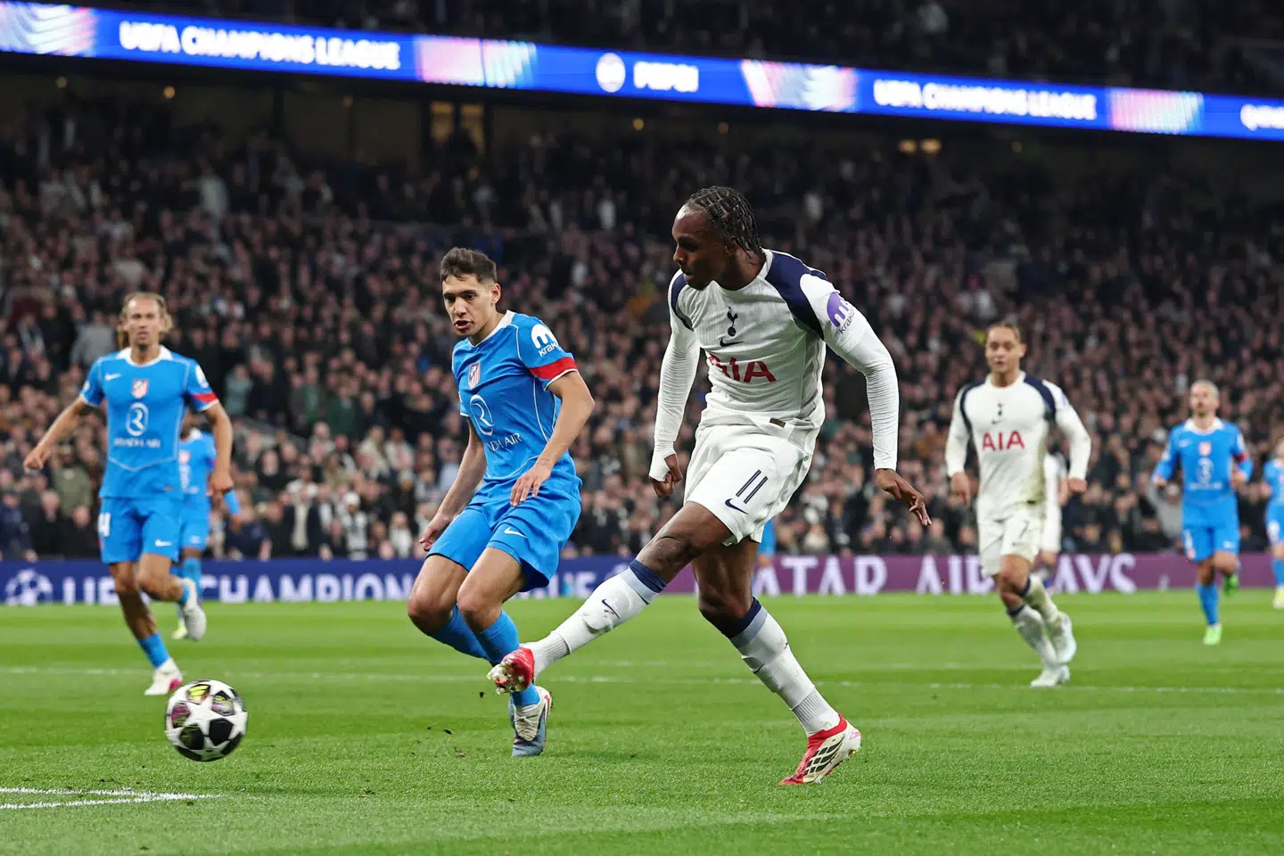 Tottenham leverede en opløftende indsats med sejren over Atlético Madrid, men tabte samlet med 5-7. Søndag venter en skæbnekamp i bunden af Premier League.