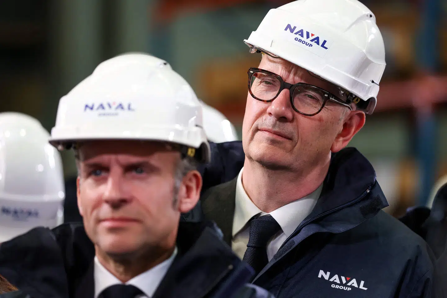 Frankrigs præsident, Emmanuel Macron (til venstre), opfordrer krigens parter til ikke at angribe civil infrastruktur. Billedet er fra onsdag, hvor Macron besøgte en fabrik, der producerer krigsskibe, i det vestlige Frankrig. (Arkivfoto).