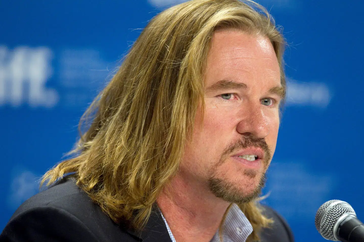 Skuespiller Val Kilmer ses på billede fra pressemøde på Toronto International Film Festival i 2011. Han nåede ikke at medvirke i nogen af optagelserne til "As Deep as the Grave", hvor han dog via kunstig intelligens alligevel kommer til at medvirke. (Arkivfoto).