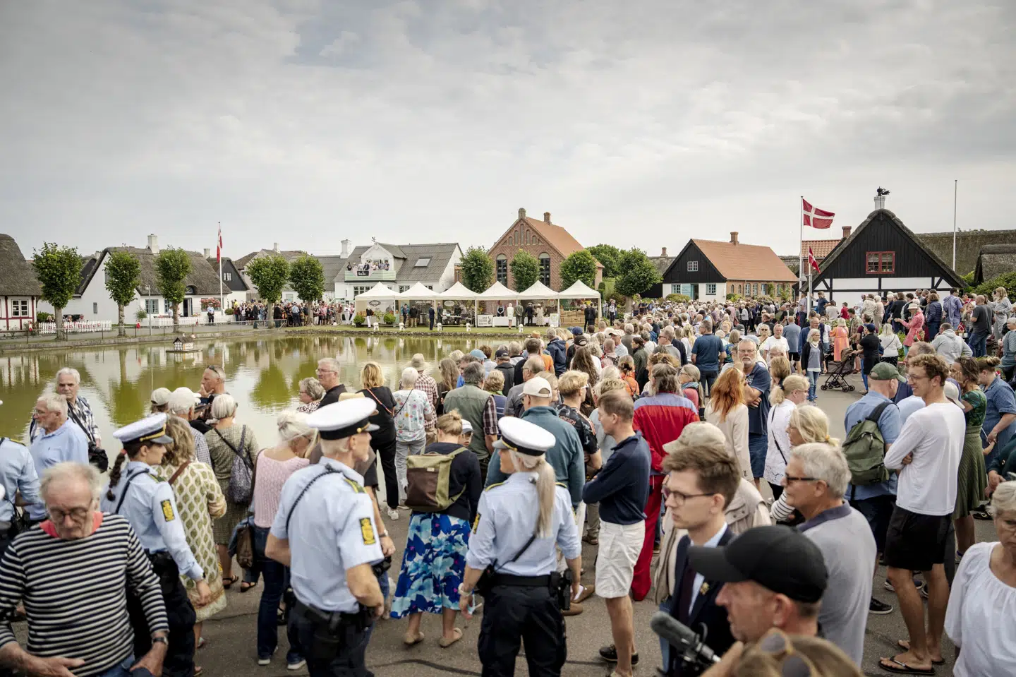 Danskere stimler sammen ved gadekæret i Nordby på Samsø for at se kongeparret, da de sidste år var på sommertogt. (Arkivfoto).