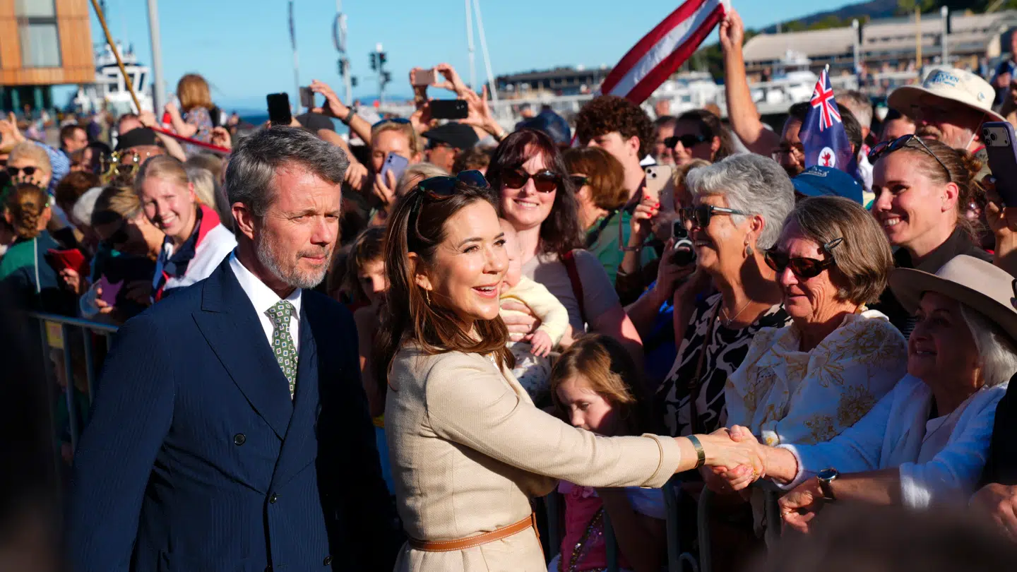 Kong Frederik X og dronning Mary hilser på fremmødte på Hunter Street i Hobart på Tasmanien, Australien.