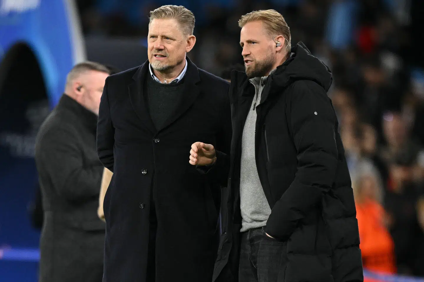 En skulderskadet Kasper Schmeichel har i denne uge set til fra sidelinjen med sin far, Peter Schmeichel, i Champions League-kampene.