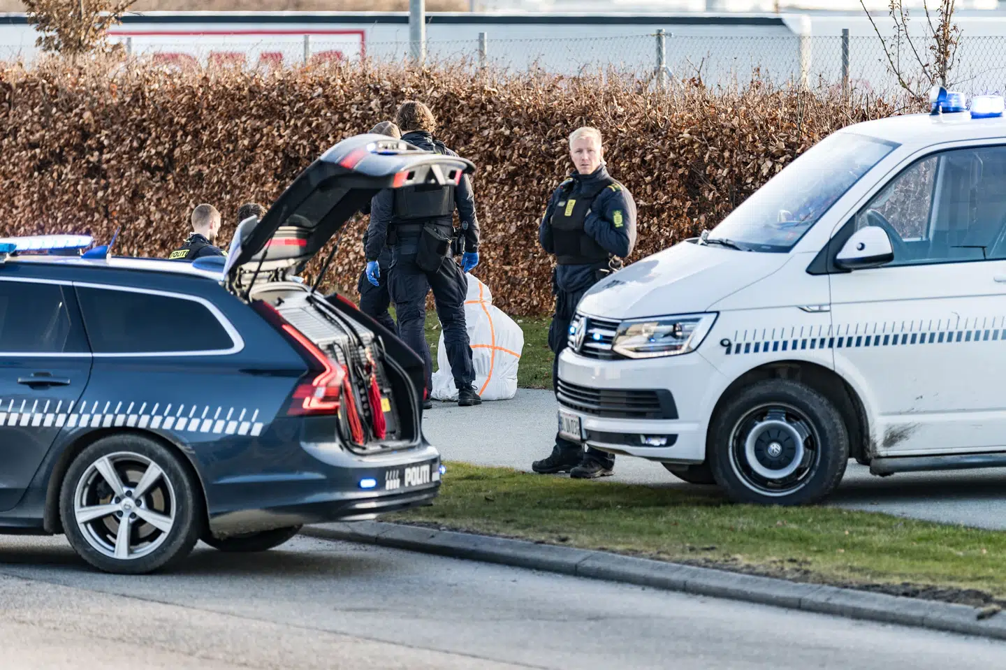 Politiet er til stede på Litauen Alle i Taastrup torsdag morgen. En person ses sidde i en dna-dragt.