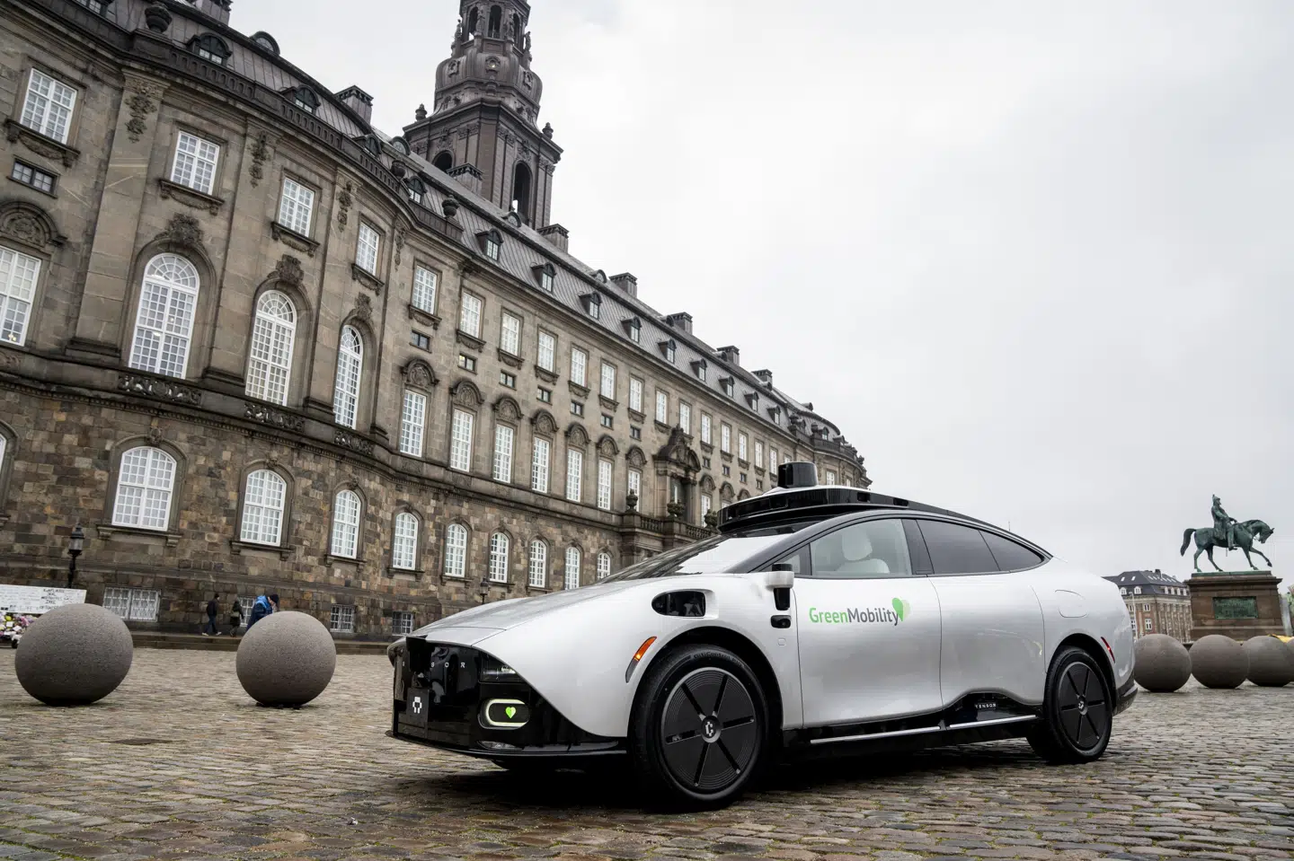 Den amerikanske robotbilvirksomhed Tensor og danske GreenMobility viste i november Danmarks første selvkørende el-delebil frem på Christiansborg Slotsplads i København. (Arkivfoto).