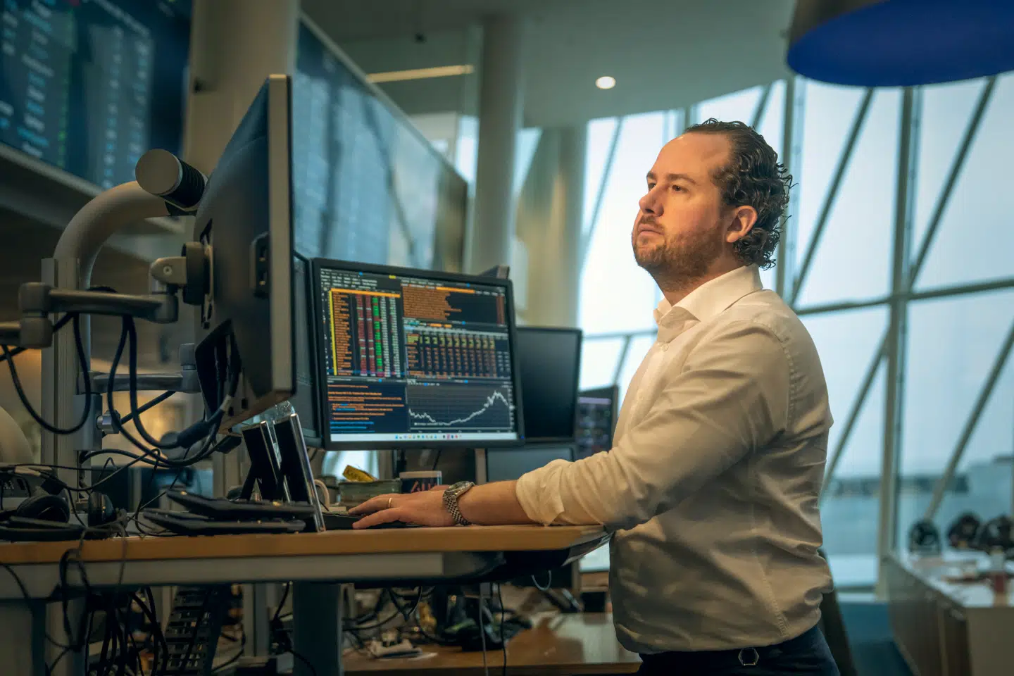 Oskar Bernhardtsen, der er investeringsstrateg i Saxo Bank, har kigget på de danske aktier, der har den højeste udbytteprocent. Mange af dem deler et særligt kendetegn – og det skal man som investor være opmærksom på, mener han. Foto: Søren Lorenzen