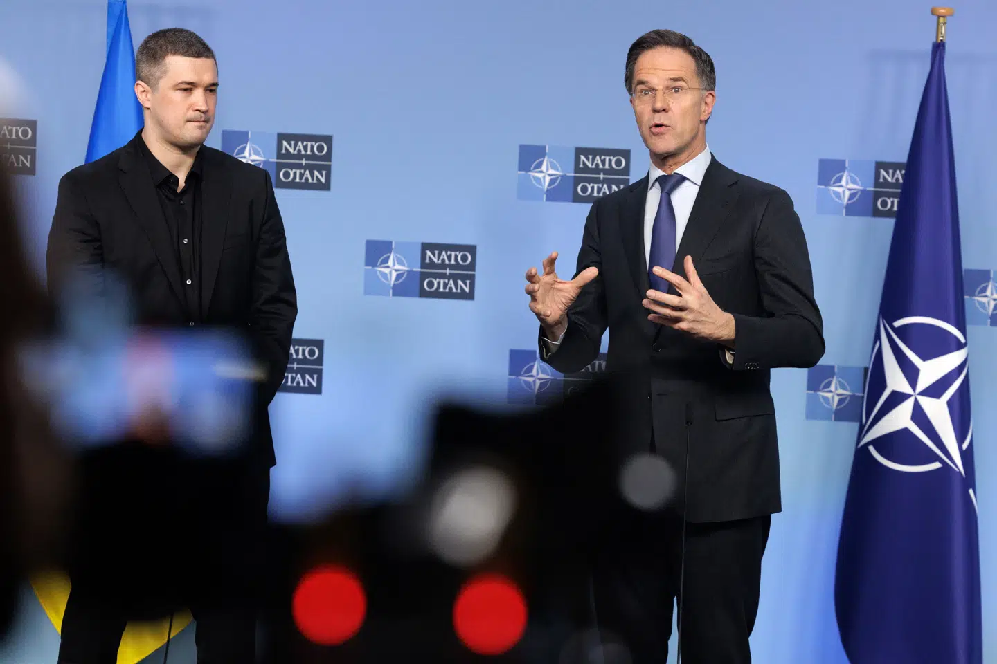 Ukraines nuværende forsvarsminister, Mykhajlo Fedorov, igangsatte en større digital redningsoperation i dagene op til Ruslands invasion af Ukraine. Her ses han sammen med NATOs generalsekretær, Mark Rutte.