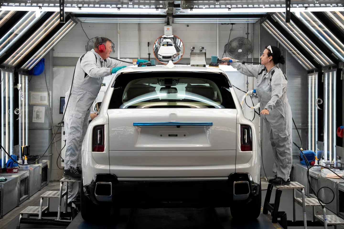 Teknikere arbejdere på en Rolls-Royce på fabrikken i Goodwood i Storbritannien.