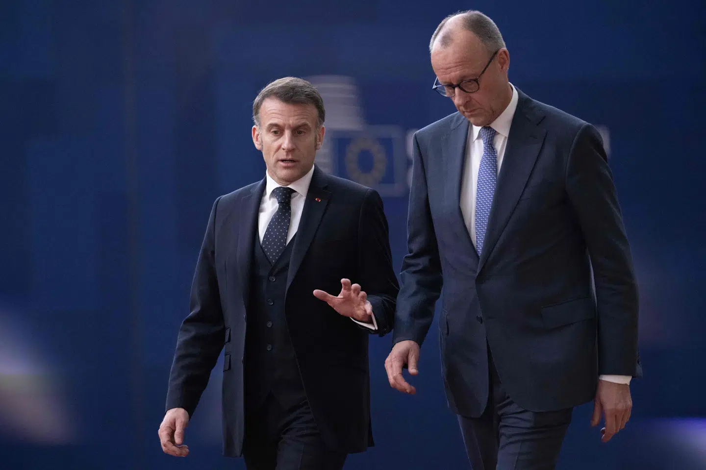 Frankrigs præsident, Emmanuel Macron, og Tysklands forbundskansler, Friedrich Merz, ankom side om side til EU-topmødet i Bruxelles. Her satte Macron blandt andet fokus på høje energipriser som følge af konflikten i Mellemøsten.