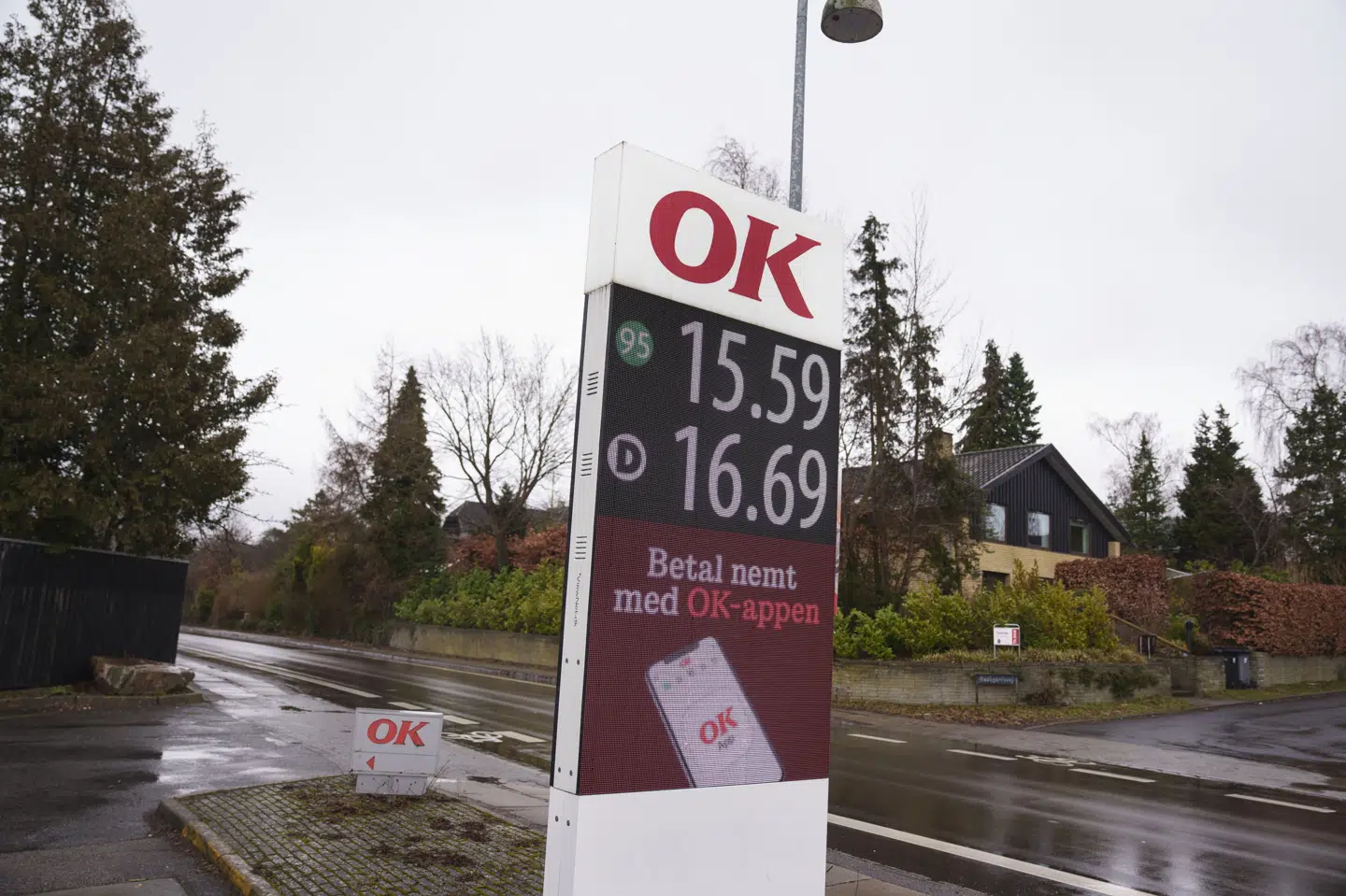 Benzin- og dieselpriser på en OK-tankstation den 16. marts. Siden er prisen steget yderligere. (Arkivfoto).