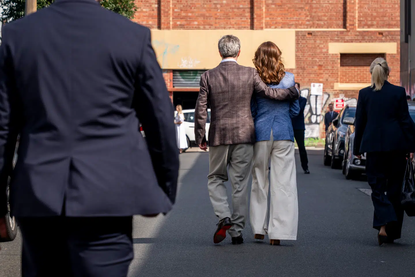 Kong Frederik med armen om dronning Mary under en tur rundt i Melbourne.