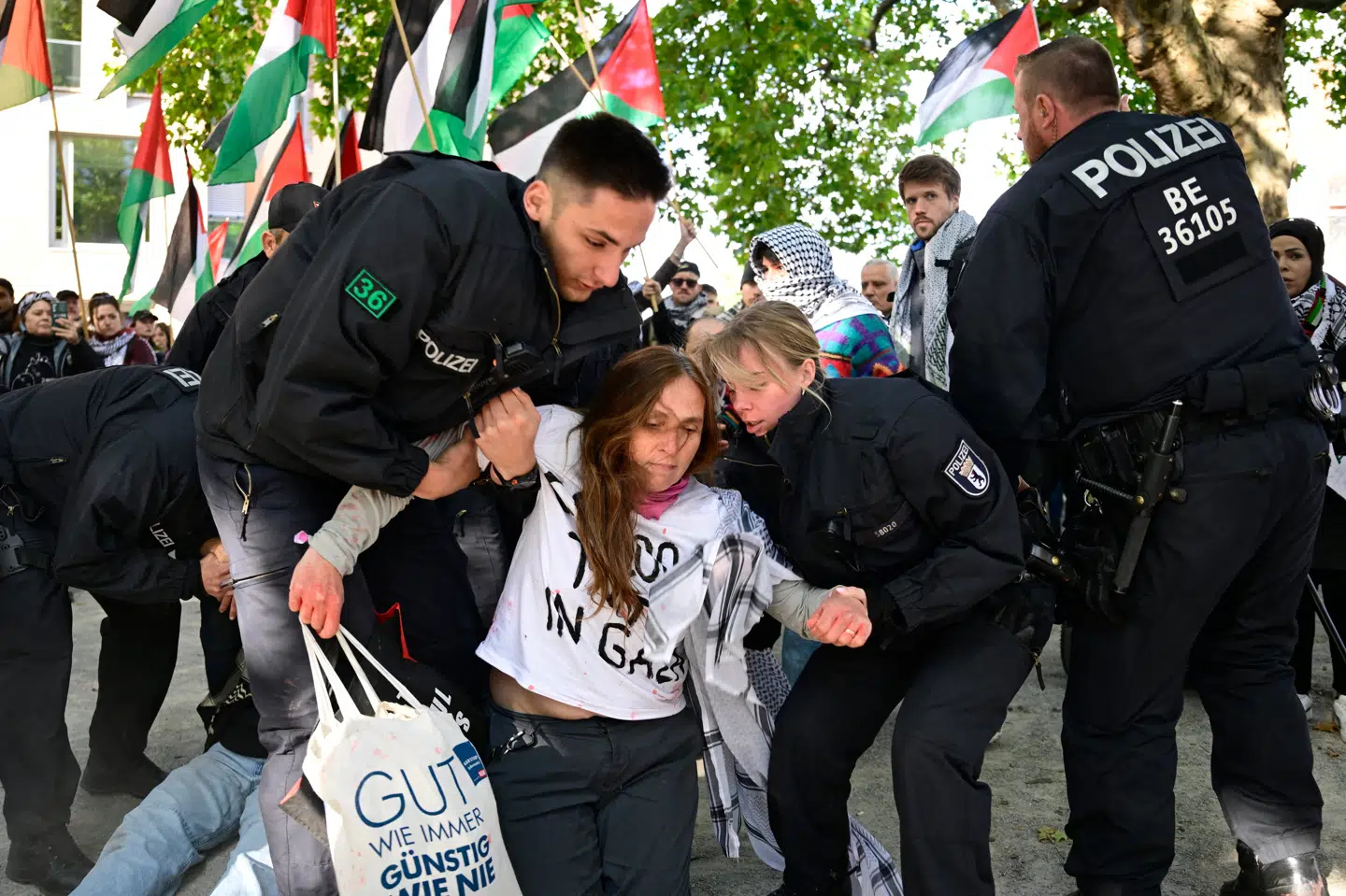 Tyskland har lagt gader til talrige propalæstinensiske demoer arrangeret af venstreorienterede grupperinger. Efter USAs krig mod Iran har flere demonstranter udtrykt støtte til Irans præstestyre, hævder den tyske journalist Nicholas Potter. På billedet fører politiet en aktivist væk under en demonstration i Berlin i oktober 2025.