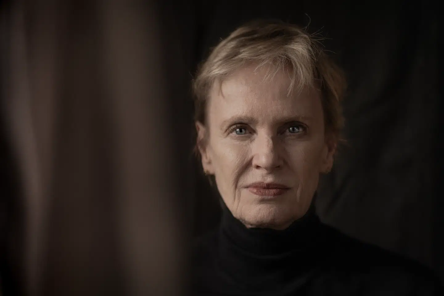 Det er snart to år siden, at Siri Hustvedt mistede sin mand, Paul Auster. Nu har hun skrevet en bog, »Genfærd – En kærlighedshistorie«, en smuk og sørgmodig sorgdagbog, der fik fem stjerner her i Berlingske.