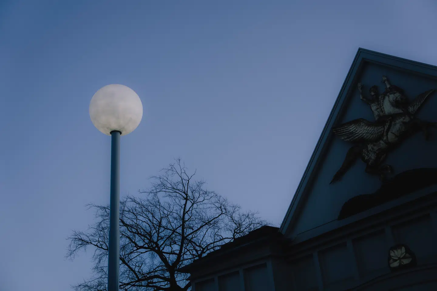 Nu har vi mindst én fuldmåne over København hver eneste aften. Isa Genzkens skulptur »Vollmond« bliver hængende på sin plads ved Den Frie Udstillingsbygning