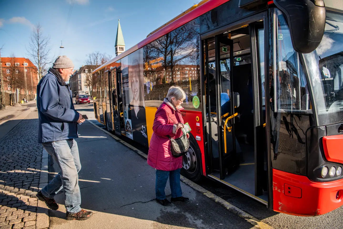 Ingen rejste sig for mig i bussen, sagde en dame til mig. Men det er bestemt ikke er min oplevelse, lyder det fra 79-årige Pia Bentzen, der er pensionist. Foto: Søren Bidstrup