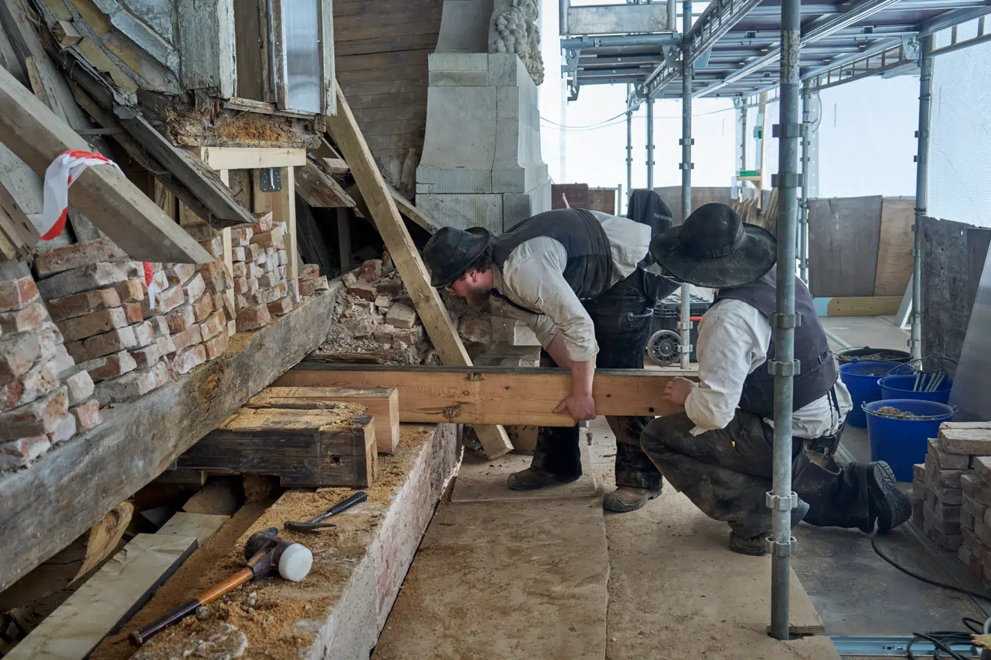 Laskerne skubbes ind. Et hold tyske navere deltager i arbejdet.