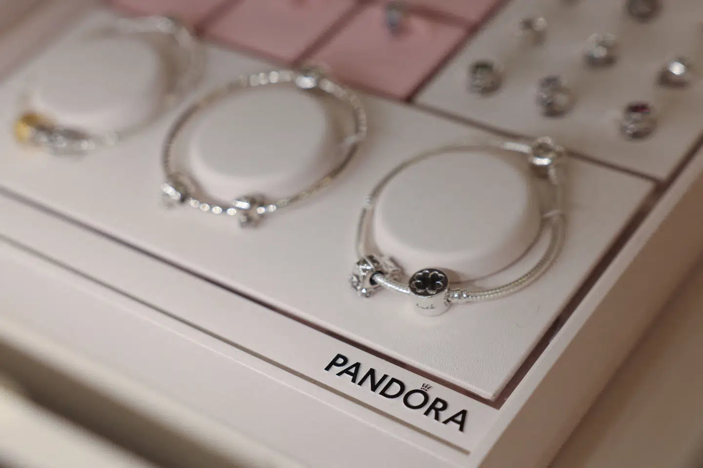 Et fald i prisen på sølv hev torsdag eftermiddag Pandora op øverst i det toneangivende C25-indeks. Resten af de i alt 25 mest handlede aktier endte i rødt. (Arkivfoto).