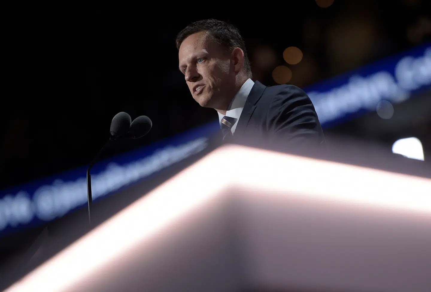 Peter Thiel, her på talerstolen under et konvent i det republikanske parti, var den første techfyrste, som så lyset i Donald Trump. Han er også omvendt katolik med kontroversielle ideer om godt og ondt og om apokalypsen.