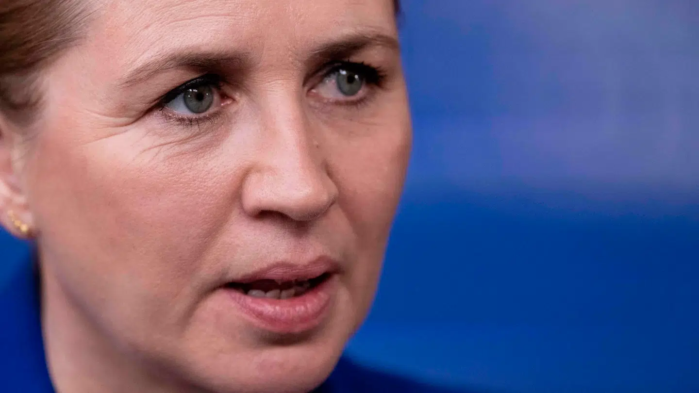 Mette Frederiksen lover billigere benzin og diesel.