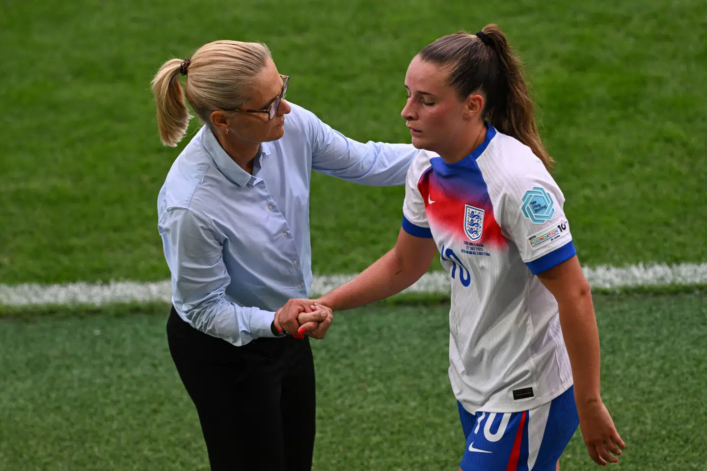 Sarina Wiegman (til venstre) kan efter alt at dømme se frem til at møde flere kvindelige kolleger på sidelinjen, når Englands fodboldkvinder deltager i en Fifa-turnering. (Arkivfoto).